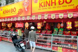 Bánh Trung thu Kinh Đô BÁN ĐÚNG GIÁ quy định và Kinh Đô KHÔNG GIẢM GIÁ đối với các sản phẩm Trung thu. 1656 Thumb