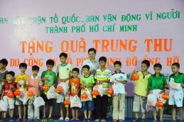 5,000 gifts of about VND 300 million value for charity donation by the occasion of Mid-Autumn Moon Festival for children. 1657 Thumb